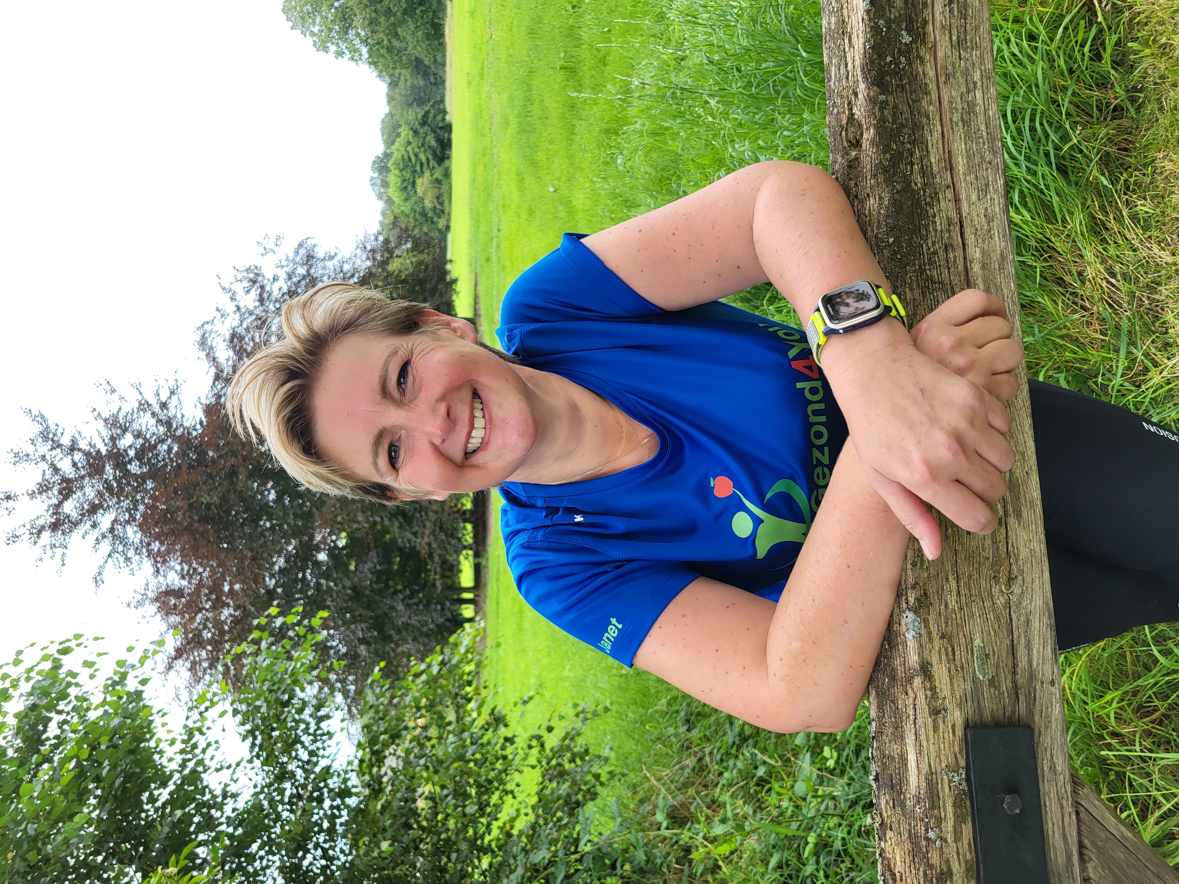 Janet van Gezond4You buiten in sportshirt